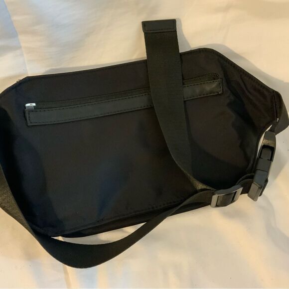 KENNETH COLE Waist Bag REACTION Fanny Pack Purse Seatbelt Strap Black EUC! - Picture 6 of 8